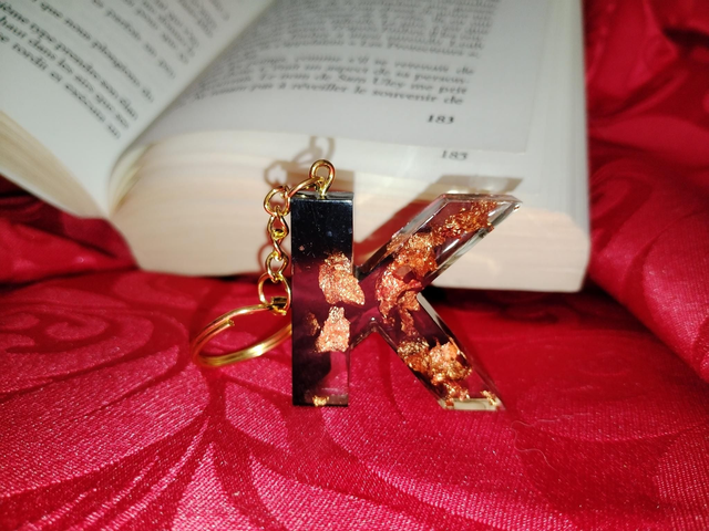 Porte clef lettre noir et feuille cuivrée