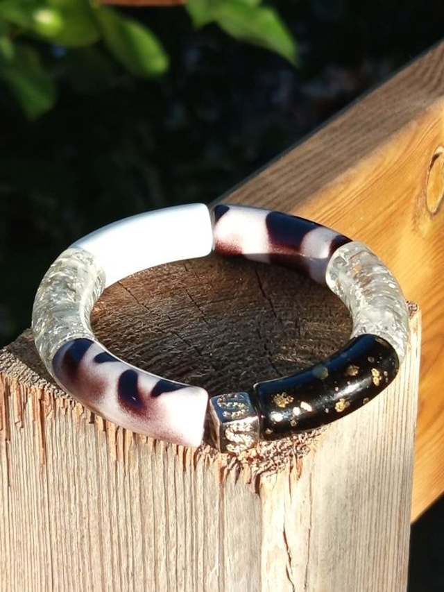 Bracelet jonc perles tubes acrylique léopard Indrani Chaandee
