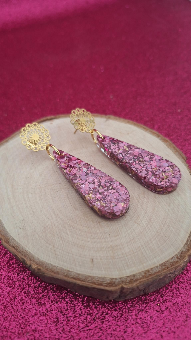 Boucles d&#039;oreilles dorées gouttes paillettes roses et feuilles d&#039;or 