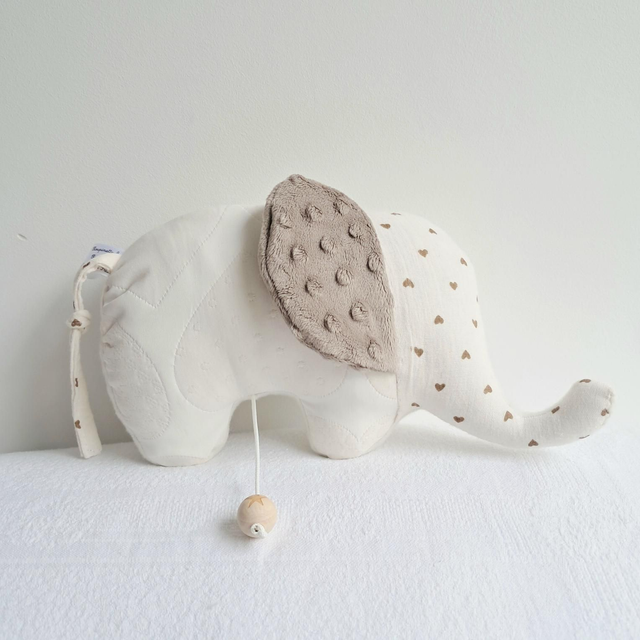 Éléphant musical "cœurs" beige
