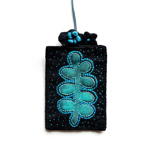 Petit tableau végétal noir et turquoise peint et brodé