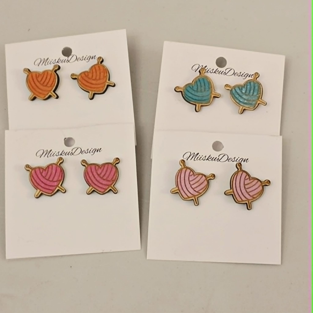 lanka-aiheiset sydännappi korvakorut