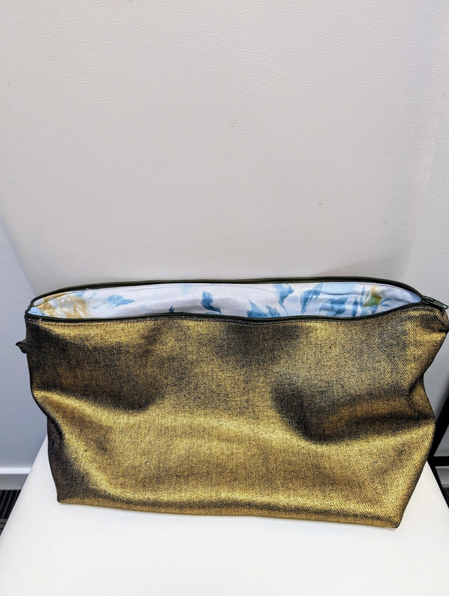  Trousse Artisanale &quot;Éclat d&#039;Or&quot; - Édition XL
​ Dimensions : 38 x 17 x 12 cm – Fond de la trousse (fabrication artisanale)