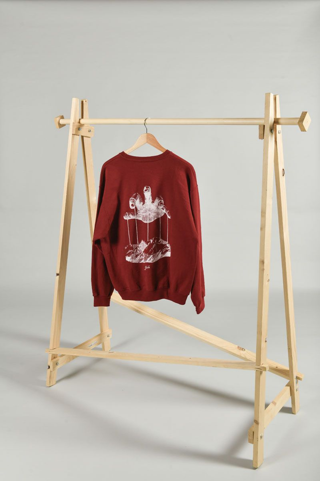 Sweat rouge Fruit of the loom seconde main sérigraphié – Œuvre montagne pantin