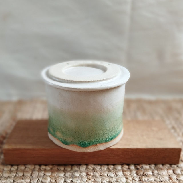 Beurrier à eau, argile blanc, émail blanc et vert craquelé