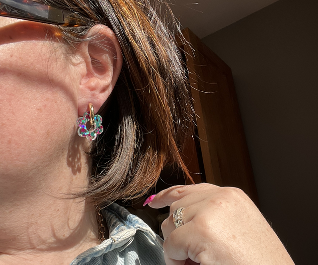 Anneaux plaqué or + 1 paire de fleurs 