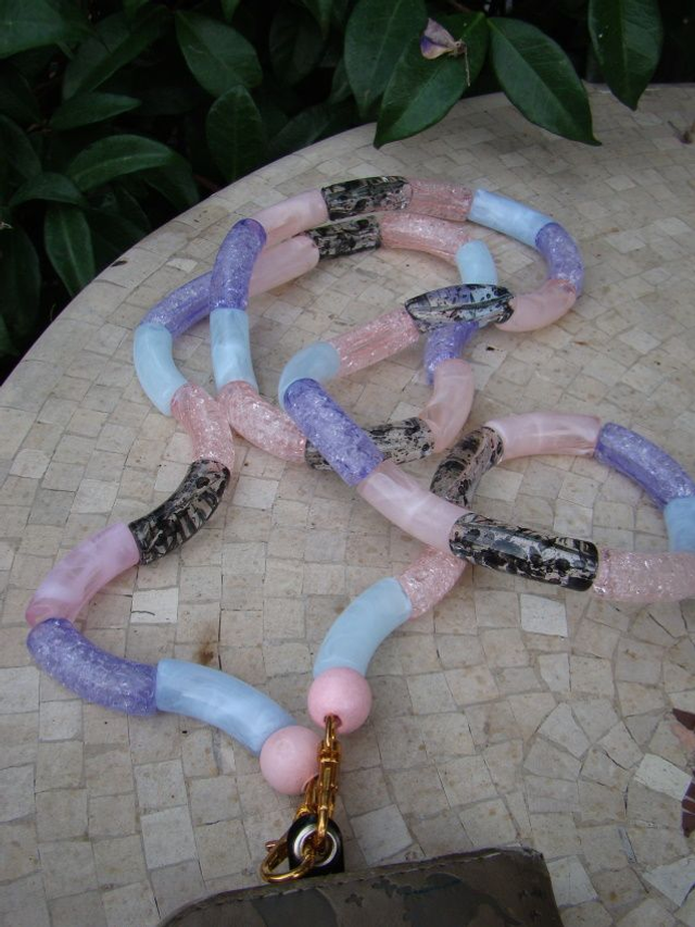 Bijou de téléphone perles tubes Vinamrata Lilas Cheree