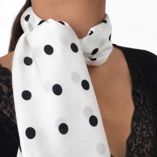 Pañuelo satinado lunares blanco 