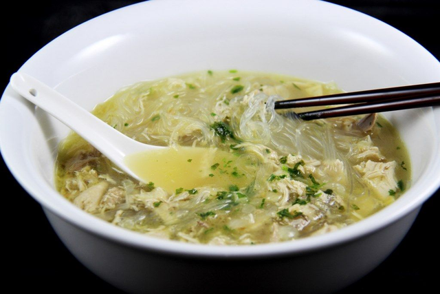 Soupe au poulet et vermicelles chinois