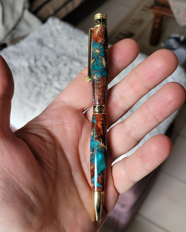 Stylo Arabesque doré en résine bleue et bordeau avec cônes d'aulne