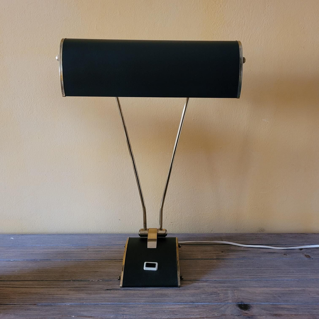 X Lampe bureau JUMO noire en tôle d'aluminum et laiton années 50-60