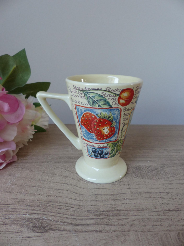Tasse à thé vintage Churchill – Décor fraises et cerises – Années 1980 – Fabriquée en Angleterre