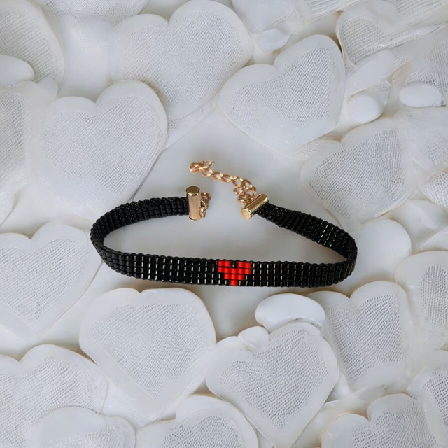 Bracelet fin noir coeur rouge