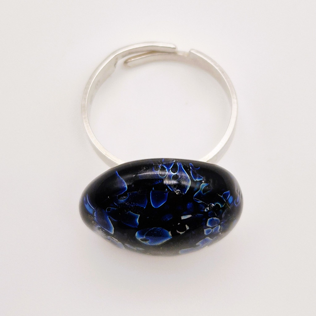 Bague noire et bleue métallisée