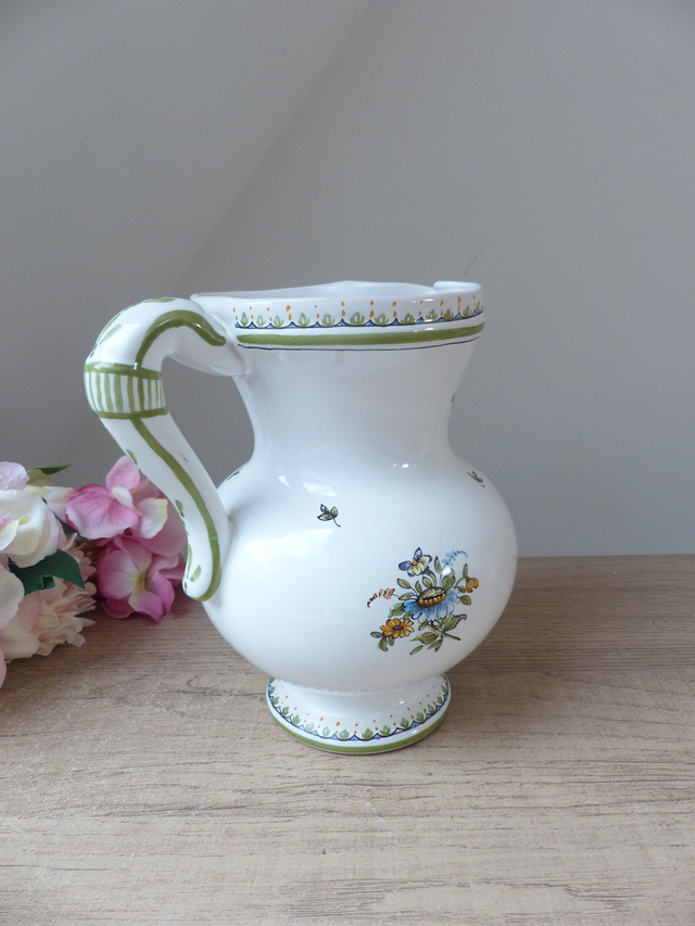 Pichet broc à eau en faïence blanche Peint main, signé Lallier à Moustiers, décoration rustique pour maison de campagne française vintage