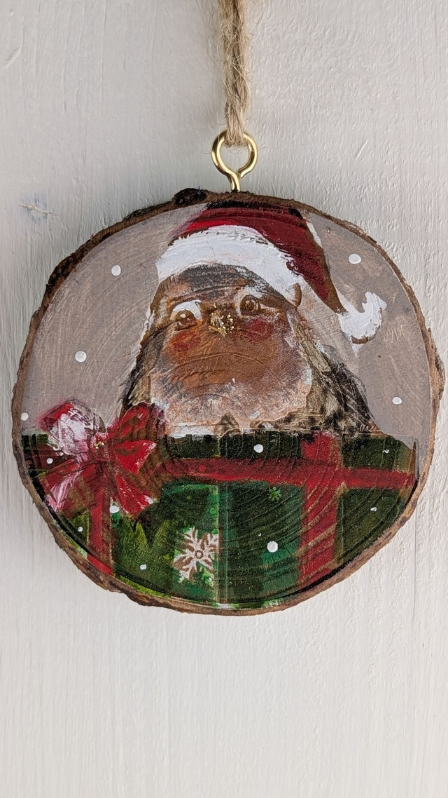 Robin with gift - Log slice