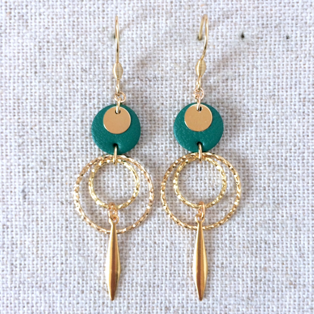 Boucles d’oreilles « Ukulele lungo » dorées, cuir vert franc