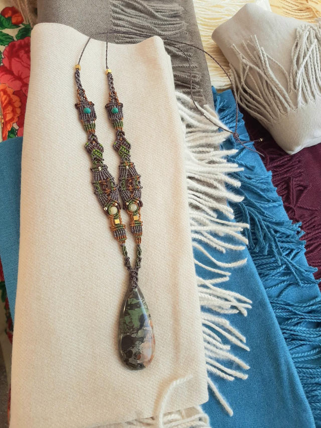 Sautoir et pierre naturelle Rhyoite