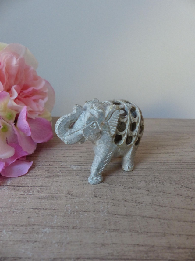 Figurine éléphant en pierre sculptée à la main – Technique undercut avec bébé éléphant à l’intérieur – Cadeau naissance ou décoration maison