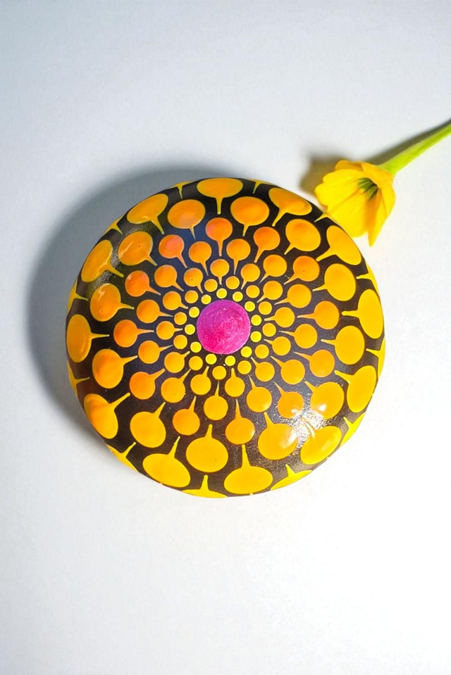 Pierre de méditation mandala fuchsia, orange &amp; jaune – Peinte à la main