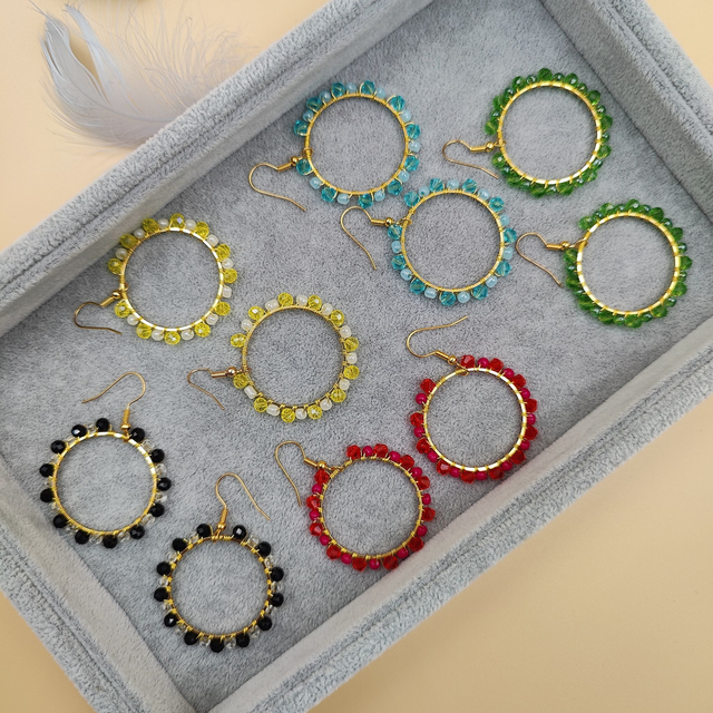 Boucles d’oreilles créoles dorées taille moyenne avec perles colorées - 5 couleurs au choix : vert, noir, rouge, bleu clair ou jaune