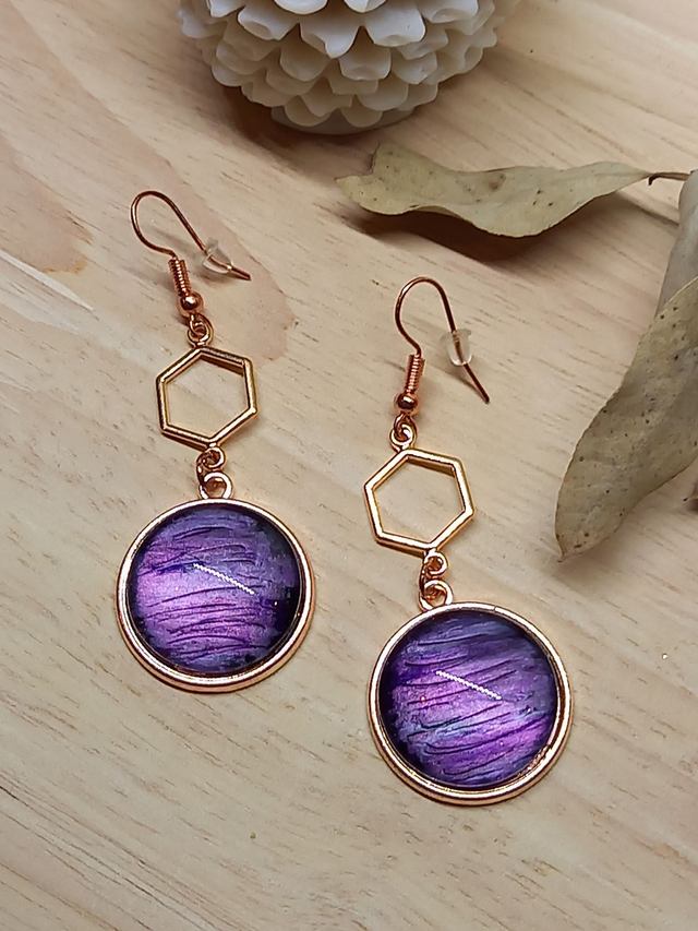 Boucles d&#039;oreilles Composition cabochon violet - hexagone métal couleur or rose