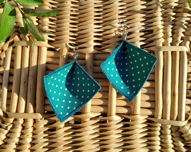 Boucles d&#039;oreilles losanges pois bleues/vertes