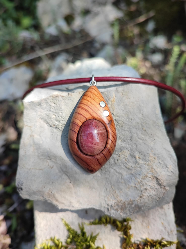 Pendentif en Bois de Cèdre Rouge, Tourmaline et Cordon Cuir