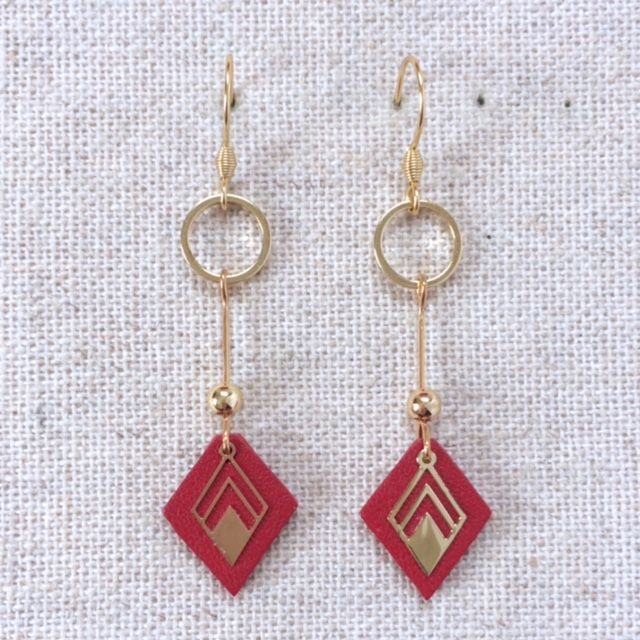 Boucles d’oreilles « Spiccato » dorées, cuir rouge