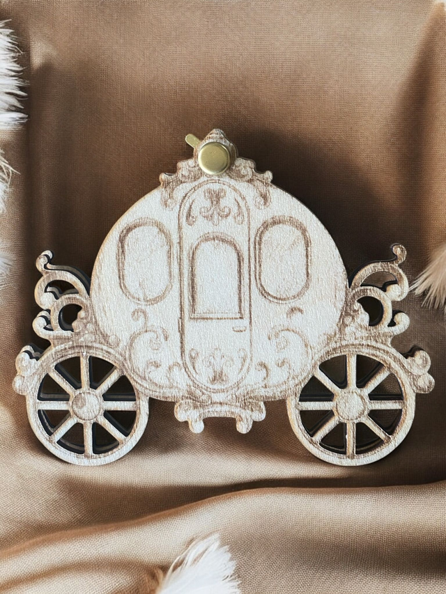Faire-part en bois pour annoncer une naissance carrosse thème princesse