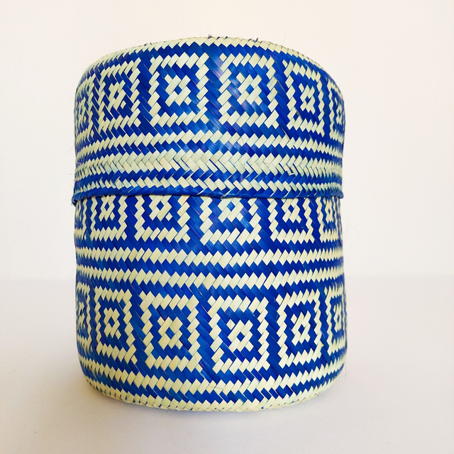 Panier en palme artisanal avec motifs bleus – 19x17 cm