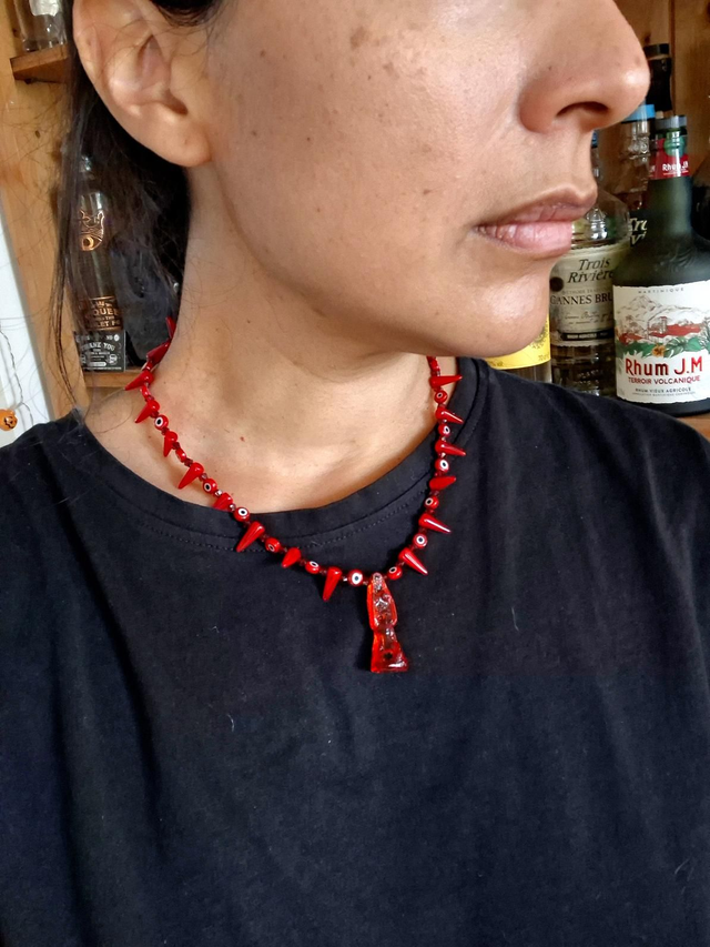 Petit collier Santa Muerte rouge