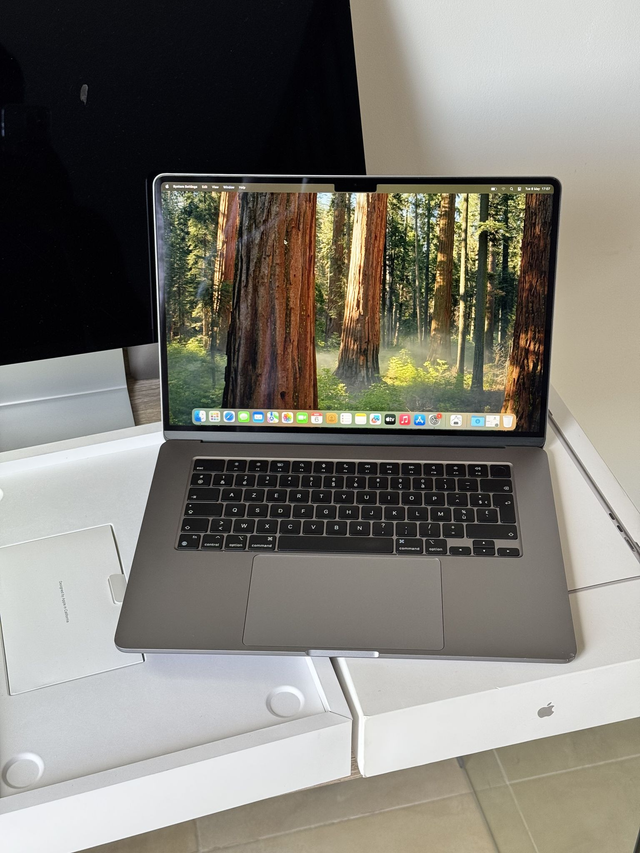 Macbook AIR 15 + Logiciels 8G 512 Go SSD M2 10 coeurs