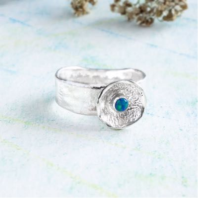 Anillo Casquilla en Plata de 925 con un Ópalo central verde