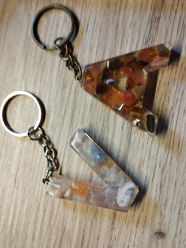 Lettre en porte clé Orgonite personnalisé 