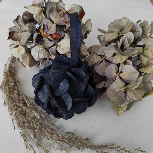 Fleur d'hortensia en cuir à suspendre 