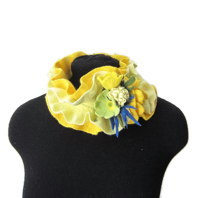 Sciarpa collo infeltrito lana merino infeltrita Sciarpa fatta a mano giallo Regali unici per lei Sciarpa donna