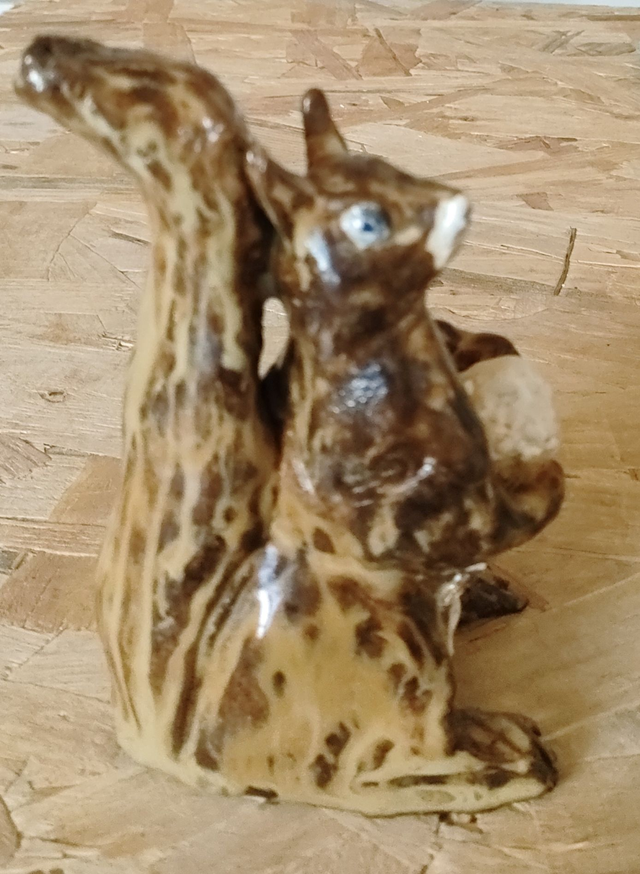 Écureuil des bois – sculpture en céramique