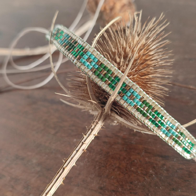 Bracelet tissé main en perles de verre miyuki dégradé de vert ,crème, réglable et résistant, pièce unique 