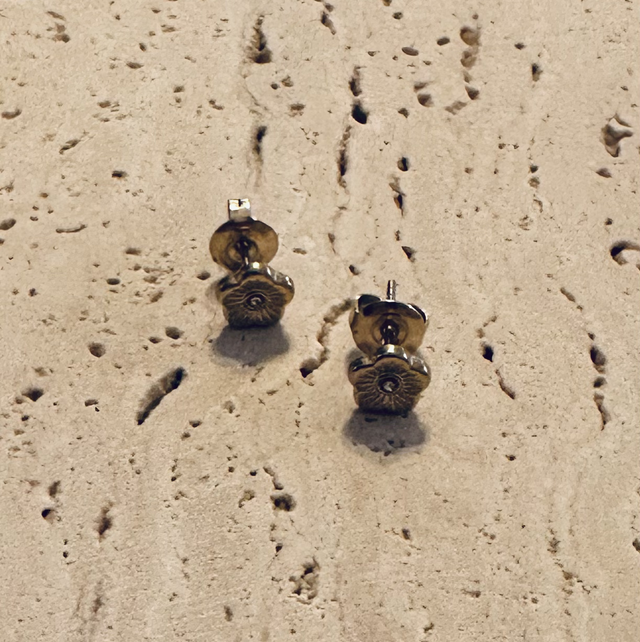 Oorknopjes bloemetjes goud 