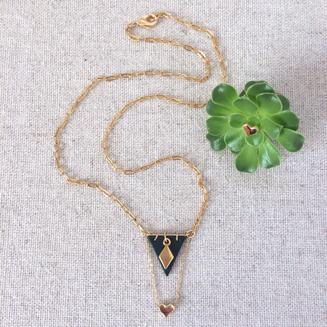 Collier longs maillons, triangle cuir d’agneau vert et chaînette et cœur en gold filled 