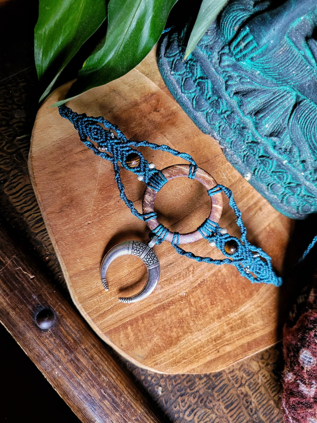 Ras de cou noix de coco, pendentif lune et oeil de tigre