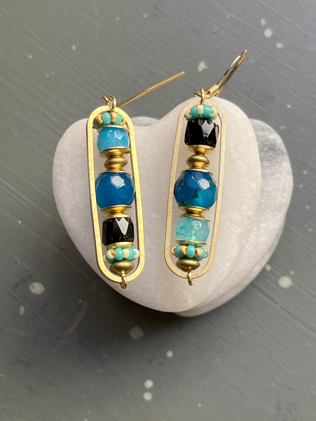 Boucles d'oreille rectangles en laiton et perles