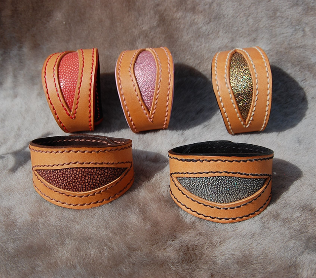 Bracelets en cuir tannage végétal collection insert galuchat - arrêt de gamme.