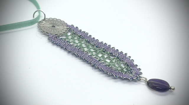 Pendentif résille - parme et vert 