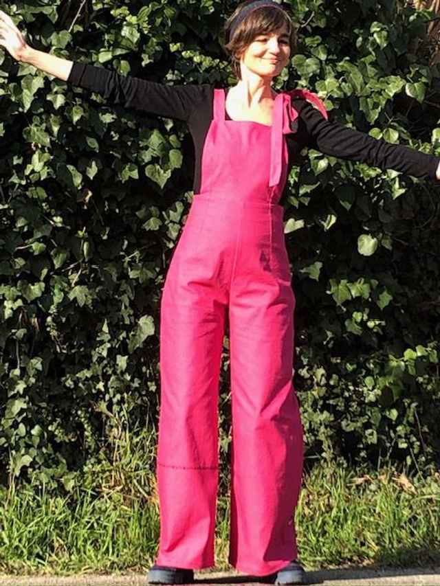  Salopette à liens fuschia avec lien noir 