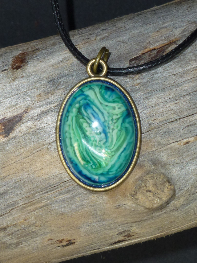 Collier ovale résine vert