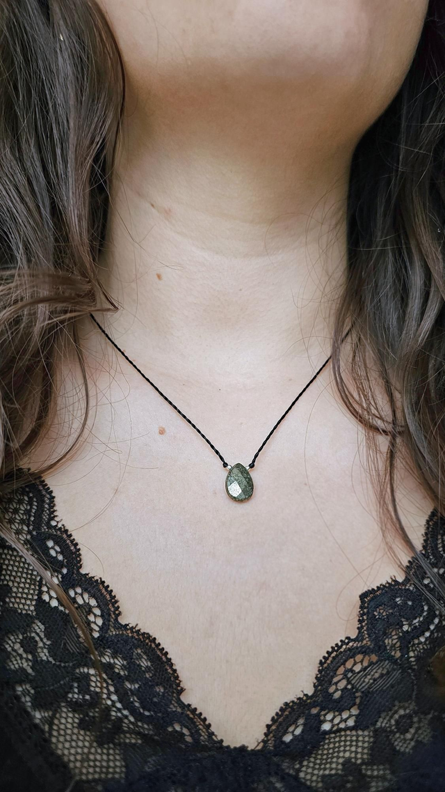 Collier pierre naturelle pyrite macramé réglable