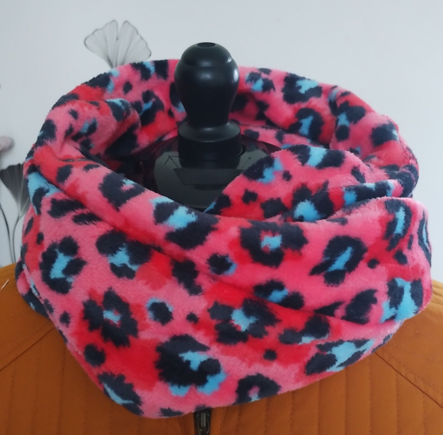 tour du cou FAUSSE FOURRURE léopard rose 