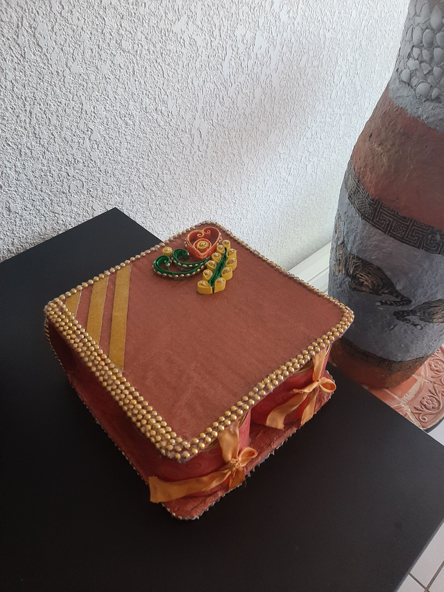 boîte  à bijoux orange  très solide multicompartiments couverture tissu vinyl décoré de strass et de  fleur quilling fait main	